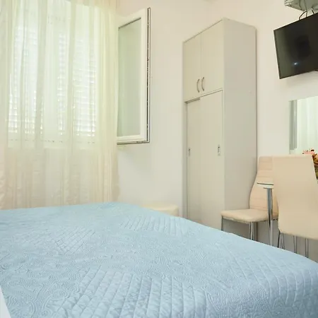 Rose Garden Apartment *